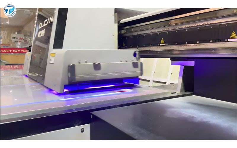 Máy in UV Dlican in sắc nét trên đa chất liệu kể cả nhựa PVC